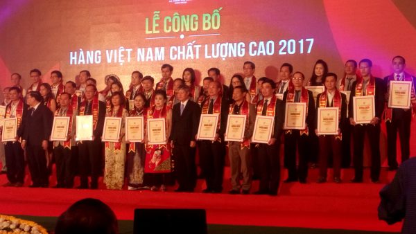 Công ty CP Cồn Rượu Hà Nội nhận danh hiệu hàng Việt Nam chất lượng cao 2017